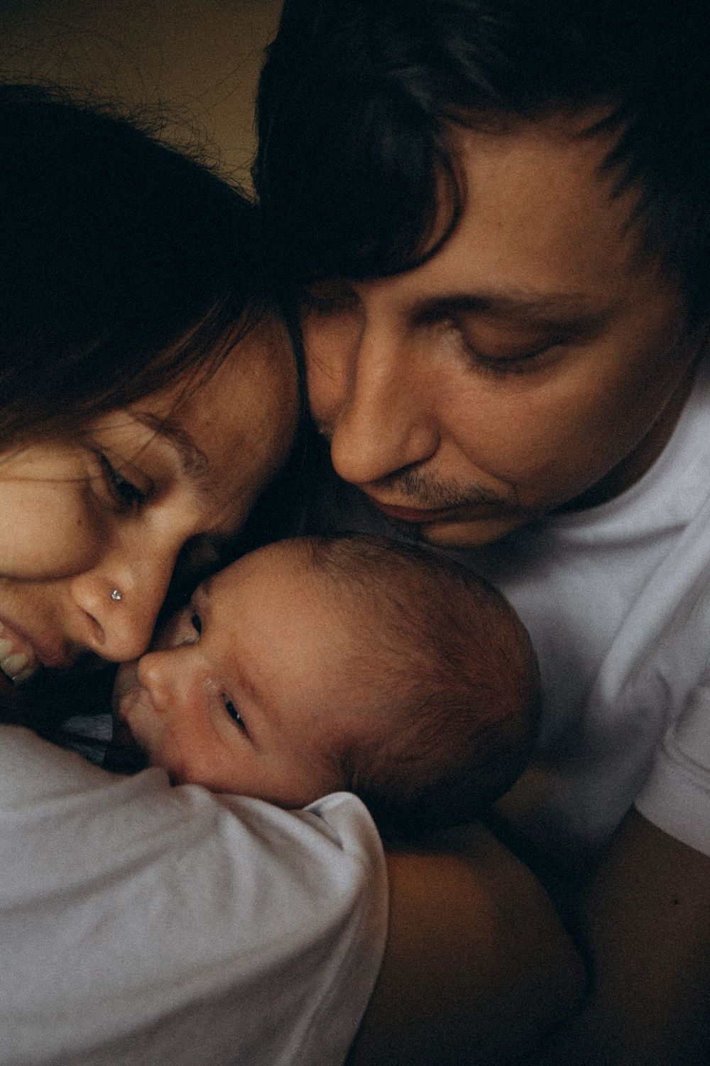 Parents tenant tendrement leur nouveau-né