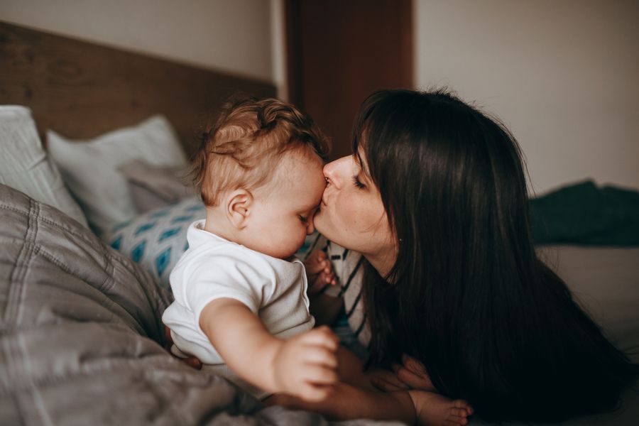 Mère embrassant tendrement son bébé