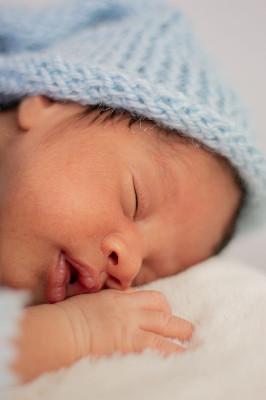 Bébé de profil, gros plan sur le visage endormi