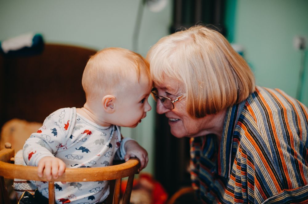 Grand-mère partageant un moment tendre avec un bébé